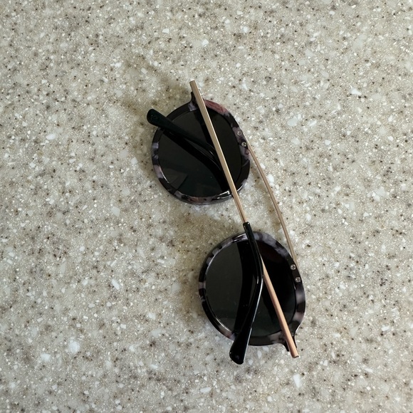 Peepers Noseless Sunglasses with Bridge. Unisex - Picture 5 of 6